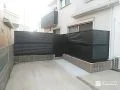 ブラックカラーのフェンスと門扉で統一感を持たせたお庭境界工事