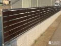 横スリット入りで圧迫感を与えない目隠しフェンス
