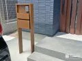 木目調が映える機能門柱