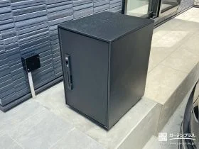 シンプルで頼れる宅配ボックスで受け取りも安心[施工後]
