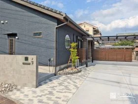 モノトーン×木目調がモダンで洗練された新築外構