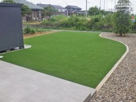鮮やかな緑の人工芝が広がる庭[施工後]