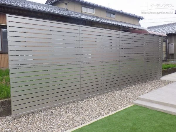 窓前をやさしく隠す目隠しフェンスで安心のプライベート空間