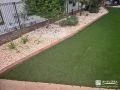 ワンちゃんにやさしい人工芝と砂利の庭