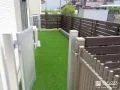 人工芝とのお庭を木調フェンスとシルバー門扉で囲った工事