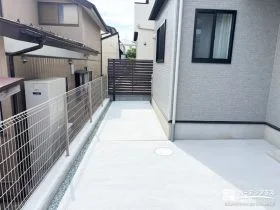 木調フェンスと門扉でプライベート性を高めたモダンなお庭工事