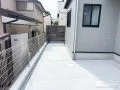木調フェンスと門扉でプライベート性を高めたモダンなお庭工事
