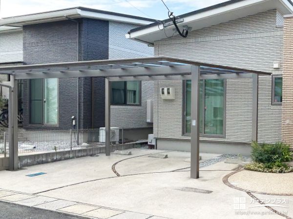 スタイリッシュなカーポートと木調フェンスで快適な外構工事