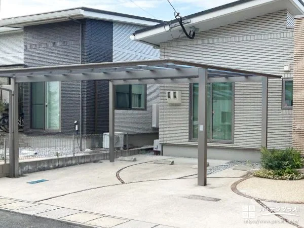 スタイリッシュなカーポートと木調フェンスで快適な外構工事
