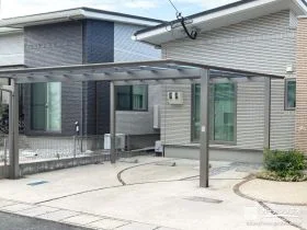 スタイリッシュなカーポートと木調フェンスで快適な外構工事