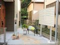 自然石の彩りと人工芝の緑が映えるナチュラルモダンな外構工事