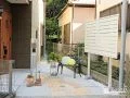 自然石の彩りと人工芝の緑が映えるナチュラルモダンな外構工事