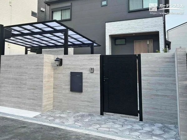 重厚感と上品さを兼ね備えたエントランスデザイン