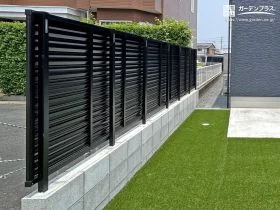 角度のついたルーバー板が特徴の目隠しフェンス[施工後]