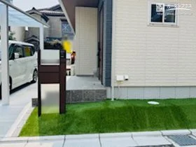 人工芝で仕上げた美しい法面デザイン[施工後]