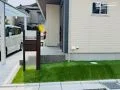 人工芝で仕上げた美しい法面デザイン