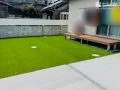 人工芝とウッドデッキで快適なお庭時間を