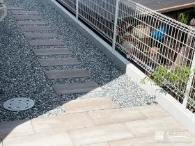 コンクリート平板で足元を安定させた犬走り[施工後]