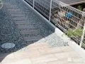 コンクリート平板で足元を安定させた犬走り