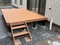 ステップ付きで昇り降りが快適なウッドデッキ