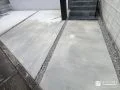 砂利スリット入りで排水性の高い駐車スペース