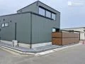 木目調の目隠しフェンスが映えるモダンな新築外構