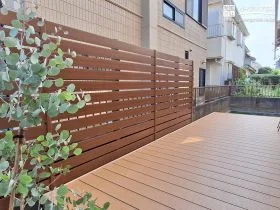 ひろびろ楽しむ大きなウッドデッキと安心の目隠し[施工後]