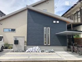ツートン外観に映えるライトグレー×木目調のモダンな新築外構
