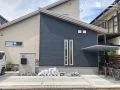ツートン外観に映えるライトグレー×木目調のモダンな新築外構