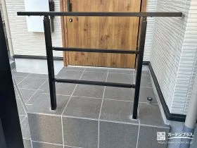 傘の置き場にも。幅広く安全に使える手すり[施工後]