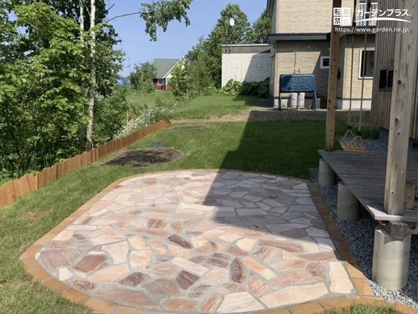 庭全体の使い勝手を広げる乱形石テラス