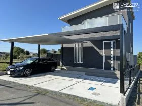 直線美が際立つグレー外観に映えるモダン新築外構