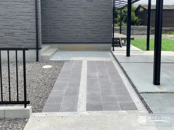 モノトーンが際立つスタイリッシュアプローチ