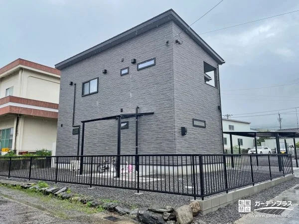 住まいの輪郭を引き締めるブラックの縦格子フェンス