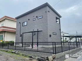 住まいの輪郭を引き締めるブラックの縦格子フェンス[施工後]