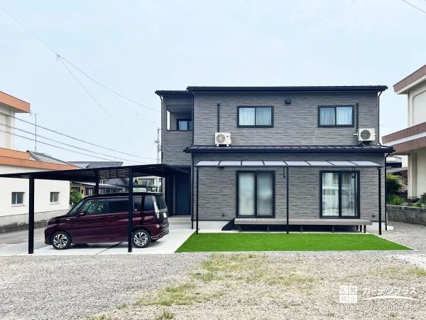 シンプルながら存在感のあるブラックカラーがかっこいい新築外構