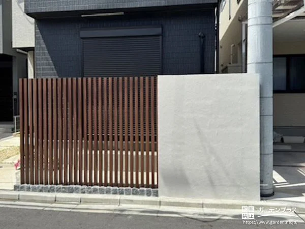 白い塗り壁と縦格子スクリーンでモダンに仕上げた門まわり工事
