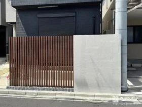 白い塗り壁と縦格子スクリーンでモダンに仕上げた門まわり工事