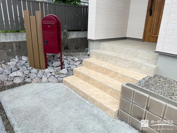 枕木でナチュラルな雰囲気を演出した玄関周り