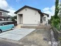 玄関ポーチ延長と人工枕木で彩りを添えたシンプル外構工事