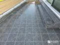 多目的に使えるグレーのタイルテラス