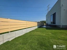 緑豊かな芝生とタイルテラスが調和する開放感あふれるお庭工事