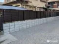 落ち着いた雰囲気を演出する目隠しフェンスと砂利敷き工事