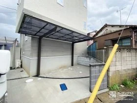 変形地に合わせて設置した2台分のカーポート[施工後]