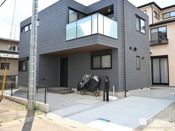 アプローチと駐車スペースにコンクリートを打ち足元を整えた工事