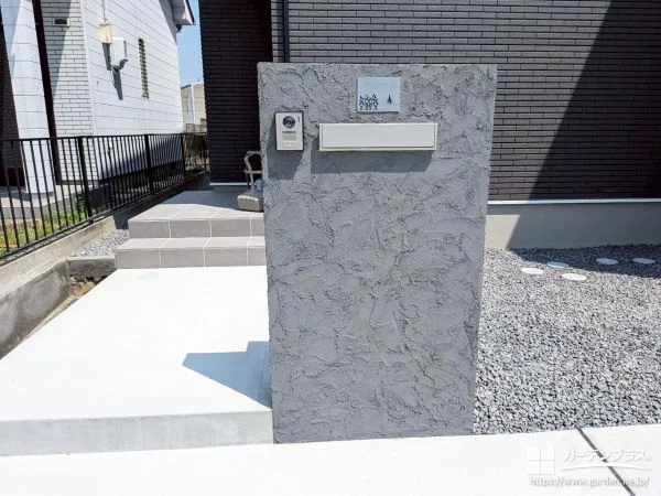 黒砂利とシックな機能門柱が調和する落ち着いた雰囲気の外構工事