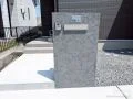 黒砂利とシックな機能門柱が調和する落ち着いた雰囲気の外構工事