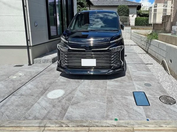 重厚感あふれる600角タイル仕上げの駐車スペース