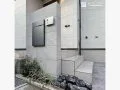 自然に溶け込むタイル門柱とロックガーデン