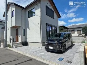 統一感と高級感を兼ね備えたカラードレンチングな新築外構